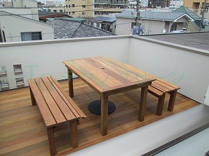 イペ製のベンチとテーブル