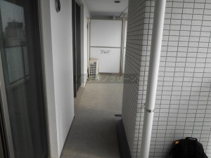 開き戸のあるマンションベランダデッキ～豊島区