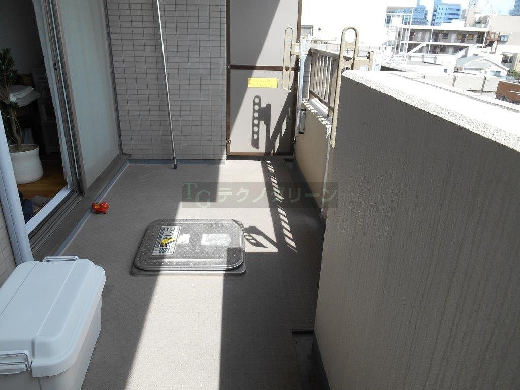ウッドデッキのテクノグリーン スタッフブログ Blog Archive 避難ハッチの蓋カバー付けれました 世田谷区