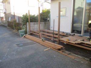 戸建てウッドデッキとウッドフェンス
